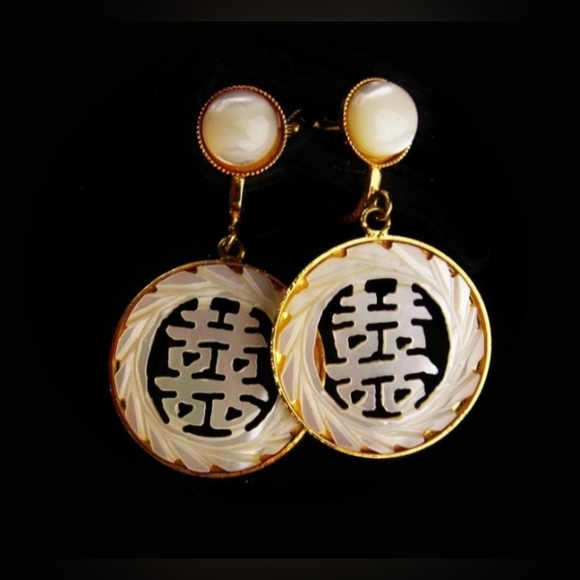 Vintage Carved Mother or Pearl Screw Back Earrings w/ Chinese Character - Picture 3 of 3